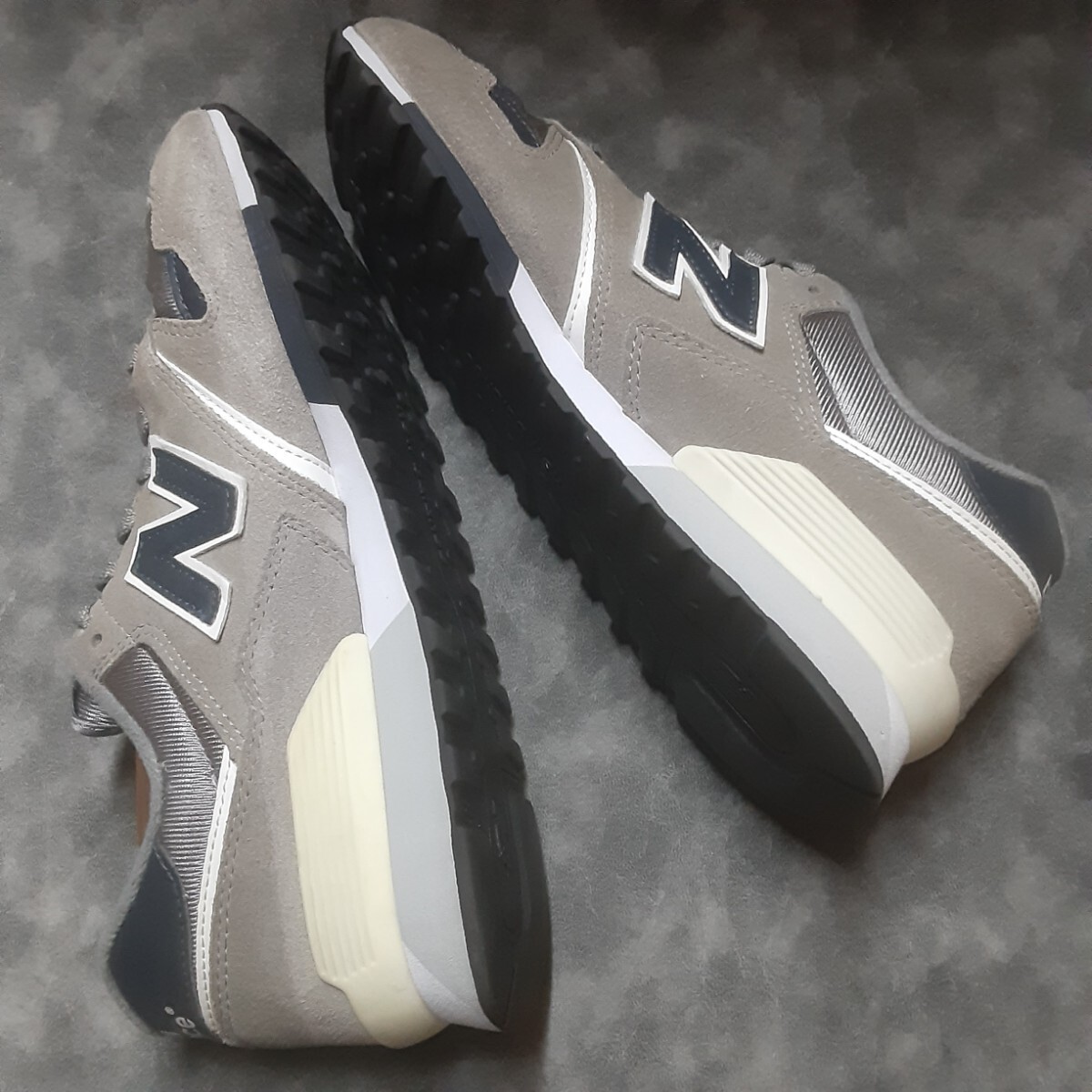 最値!定8712円!復刻クラシックスタイル!名作カレッジエンブレム!ニューバランス U446高級ヌバックレザー スニーカー!グレー!灰色紺 25.5cm_画像8