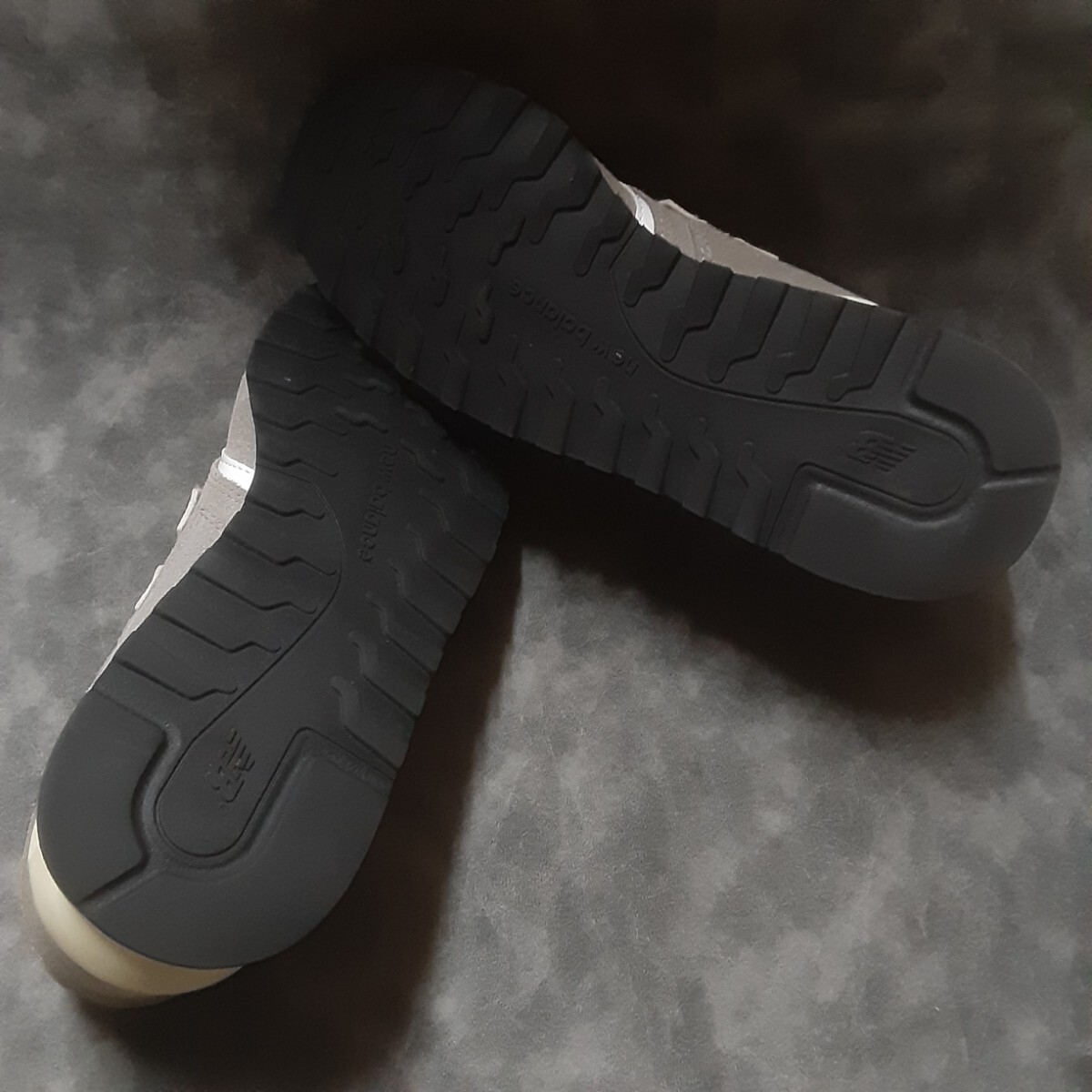 最値!定8712円!復刻クラシックスタイル!名作カレッジエンブレム!ニューバランス U446高級ヌバックレザー スニーカー!グレー!灰色紺 25.5cm_画像9