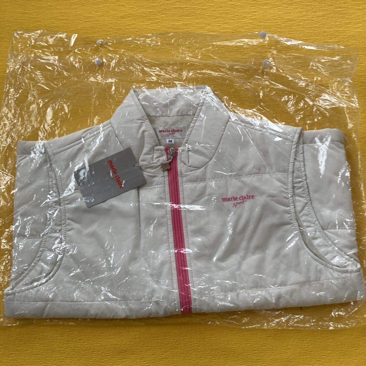 n6510 marie claire レディース　ゴルフ　薄中綿　ベスト　ホワイト　肩幅:約38㎝　身幅:約47㎝　身丈:約52㎝ 未使用_画像1