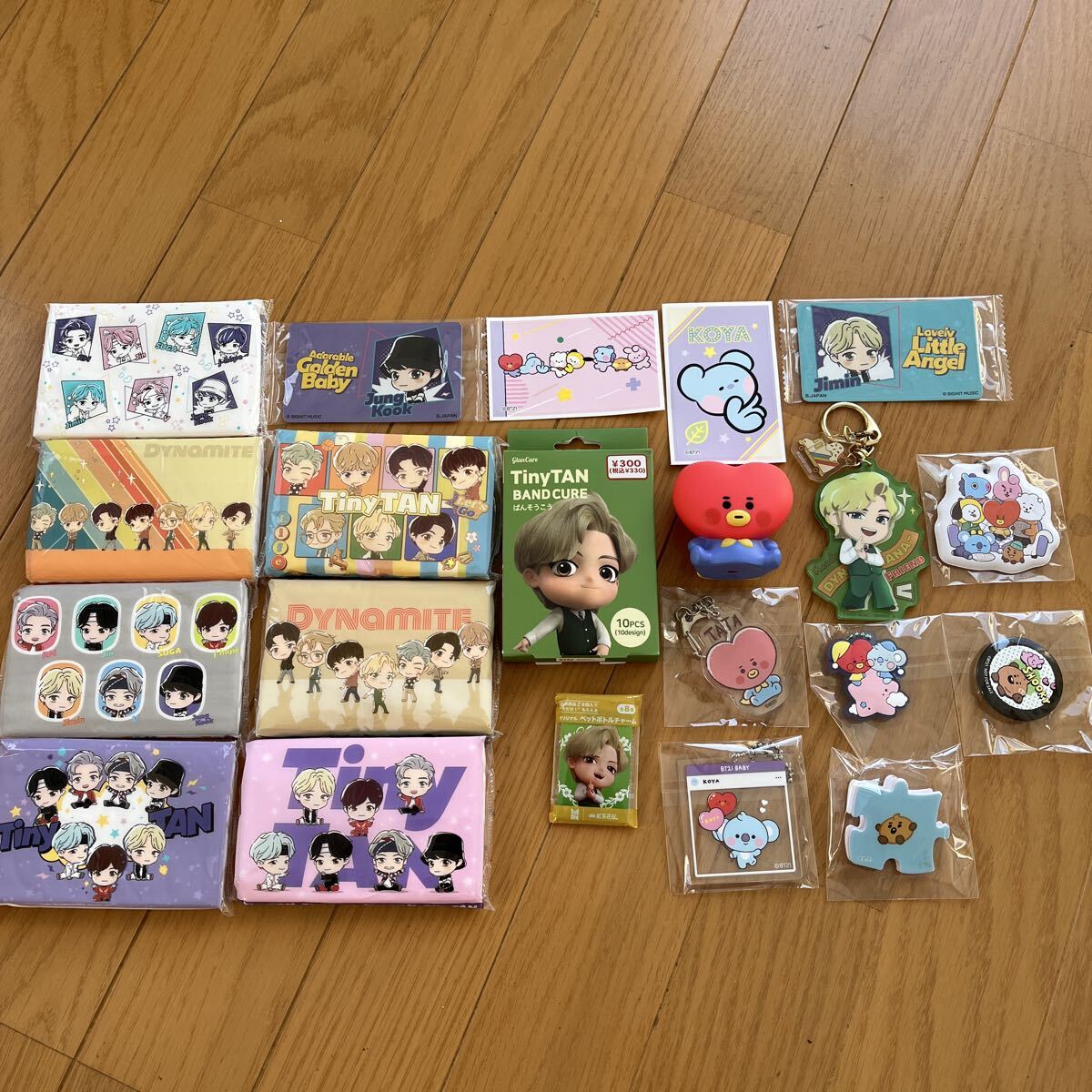 BTS グッズセット　 BT21 缶バッジ キーホルダー他_画像1