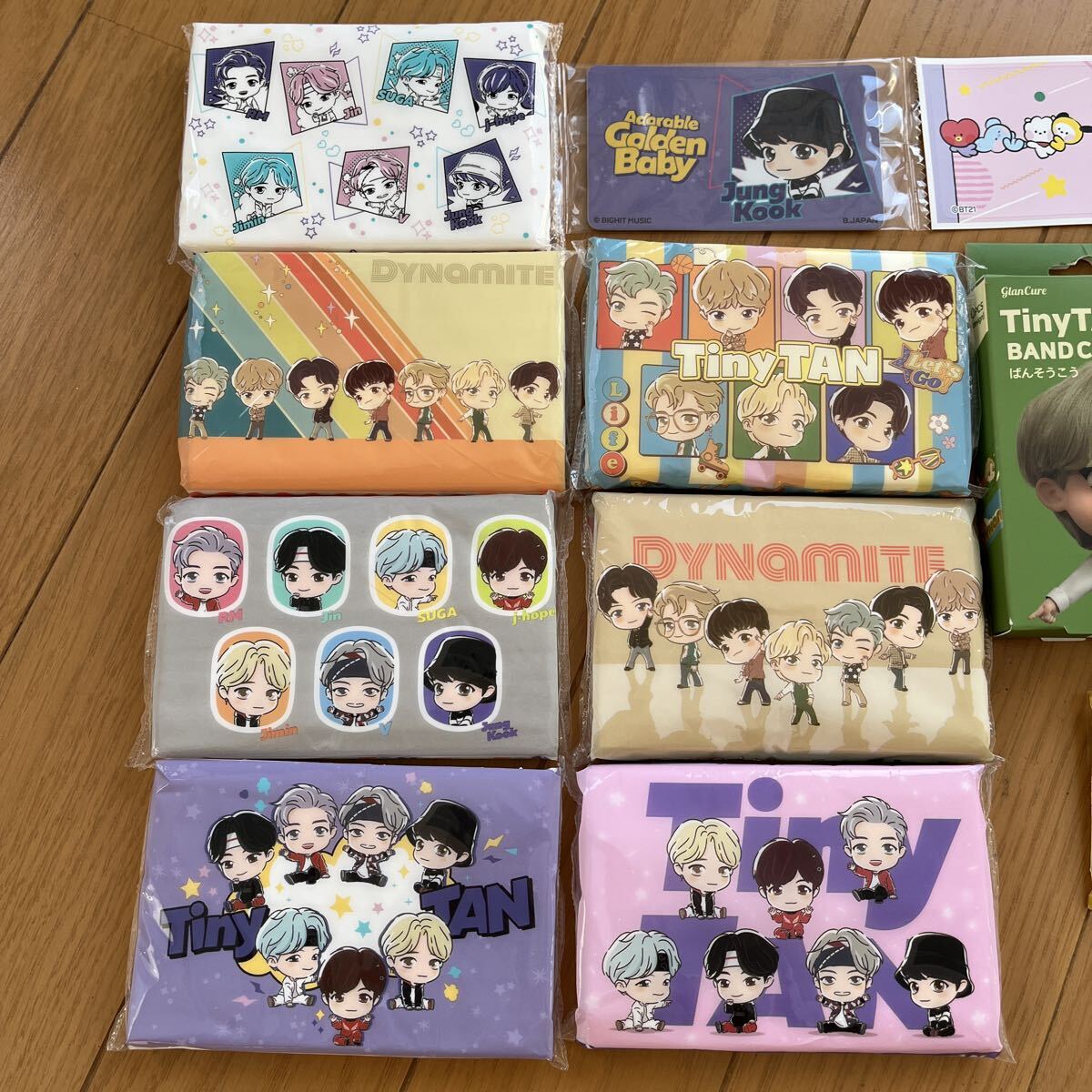 BTS グッズセット　 BT21 缶バッジ キーホルダー他_画像2