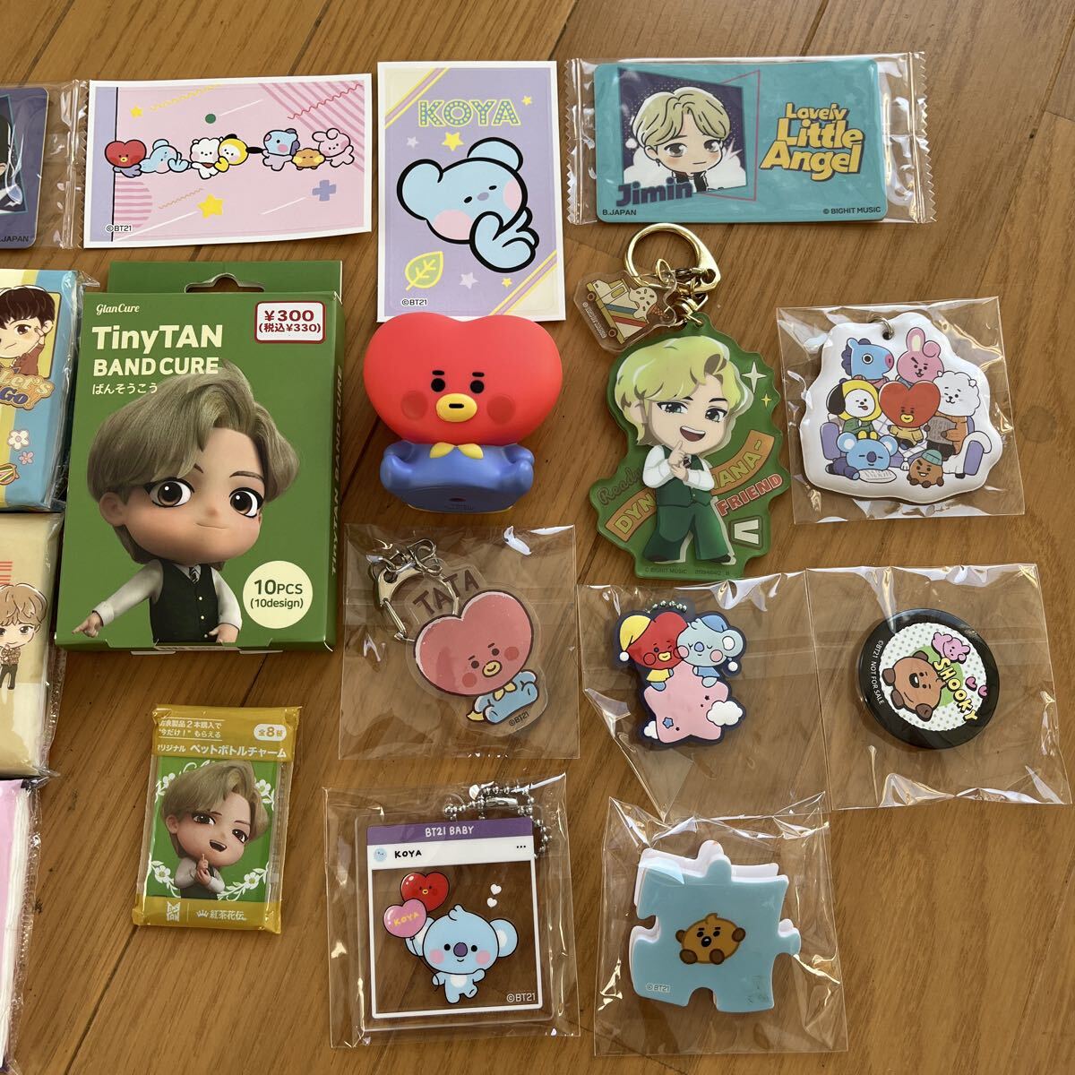BTS グッズセット　 BT21 缶バッジ キーホルダー他_画像3