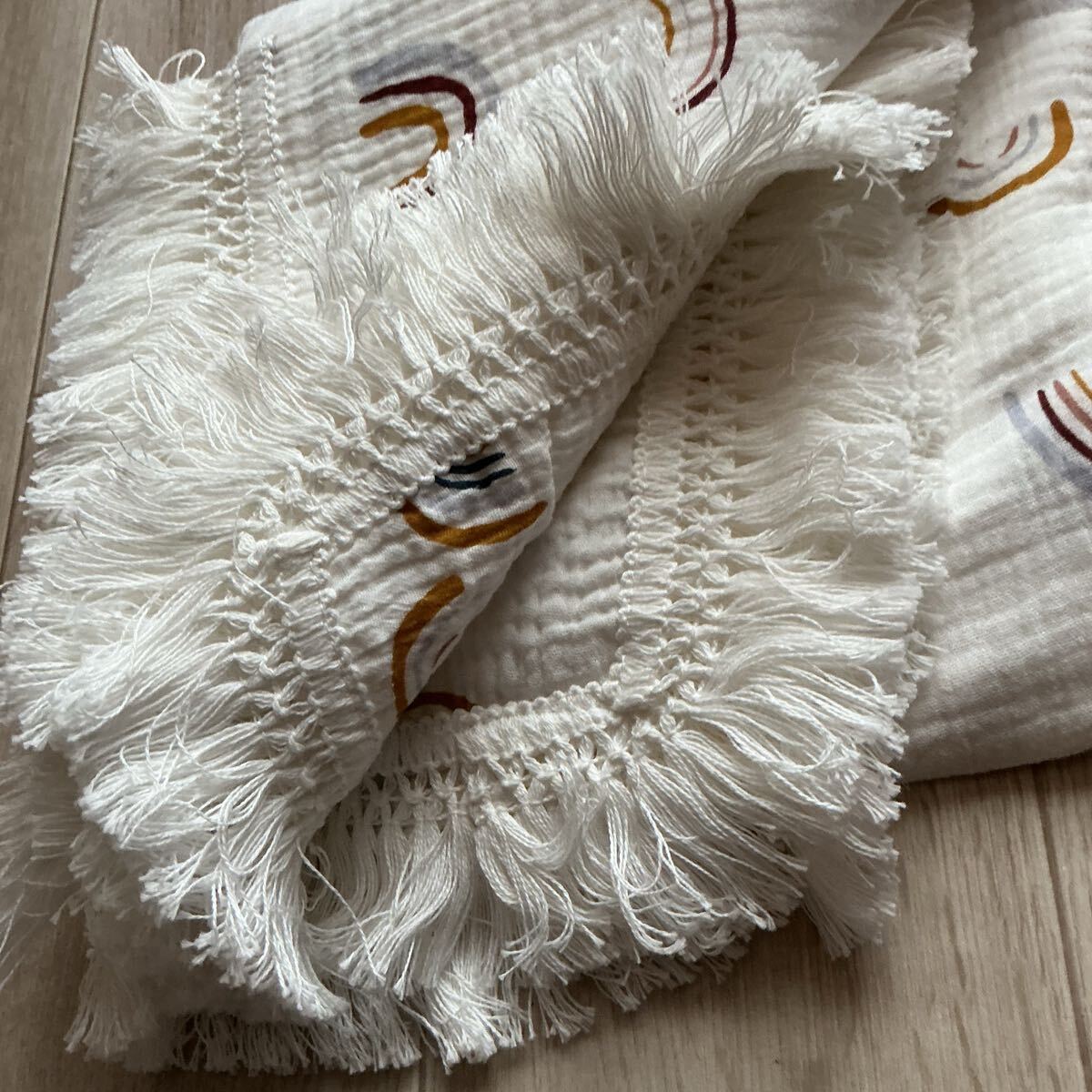 ■新品■【モスリン おくるみ】　フリンジ付き　ガーゼ　虹　レインボー_画像3