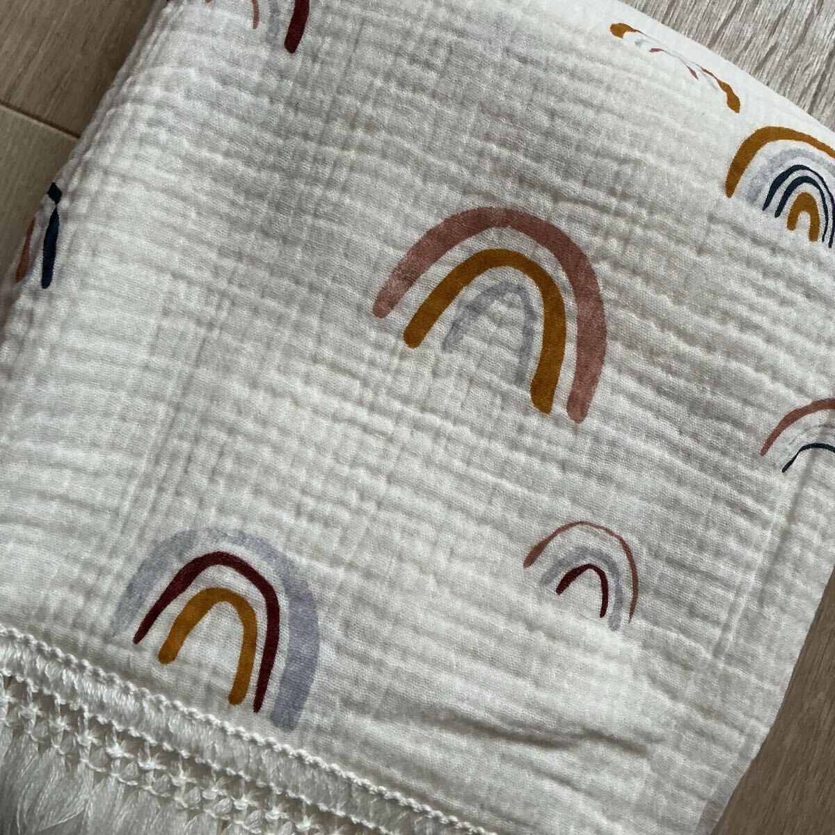 ■新品■【モスリン おくるみ】　フリンジ付き　ガーゼ　虹　レインボー_画像4