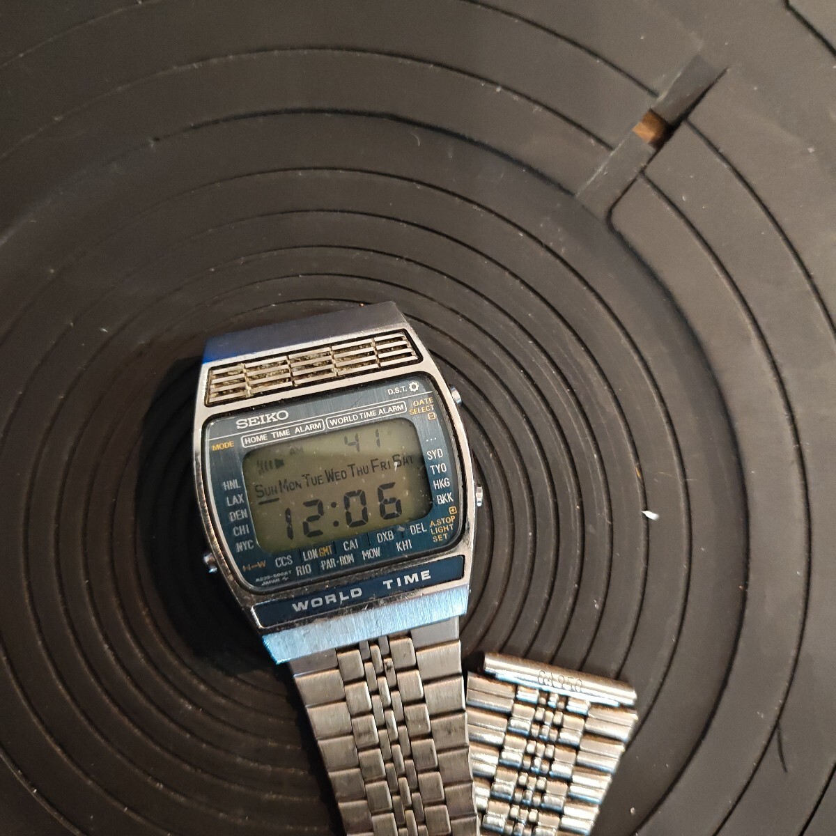 １００６２ 日本古風堂 ジャンク品 1980年頃 セイコー アトラス ワールドイタイム デジタル腕時計 SEIKO WORLD TIME 　ネイビー _画像1
