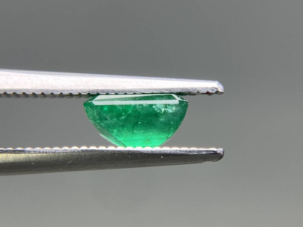 1円　エメラルド 天然 1.015ct 中央宝石ソーティング付き 7.03×4.87×3.83 ルース（ 裸石 ） 6940YY_画像7