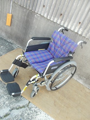 送料無料（一部地域を除く）KAWAMURA　カワムラサイクル　多機能簡易モジュール車いす 　KA822B　TS-25-1029-07_画像1