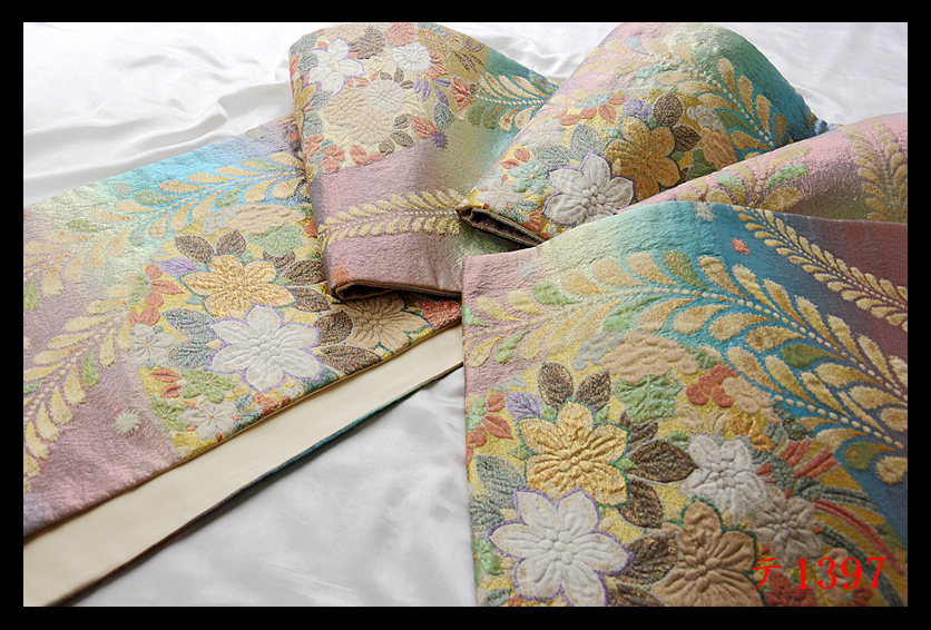 蔵【テ1397】西陣逸品　ふくれ織　振袖可　辻ヶ花紋　幽玄に咲き誇る帯姿　正絹純金糸六通高級美術袋帯◇検◇簪着物名古屋帯和装小物帯締め_画像4