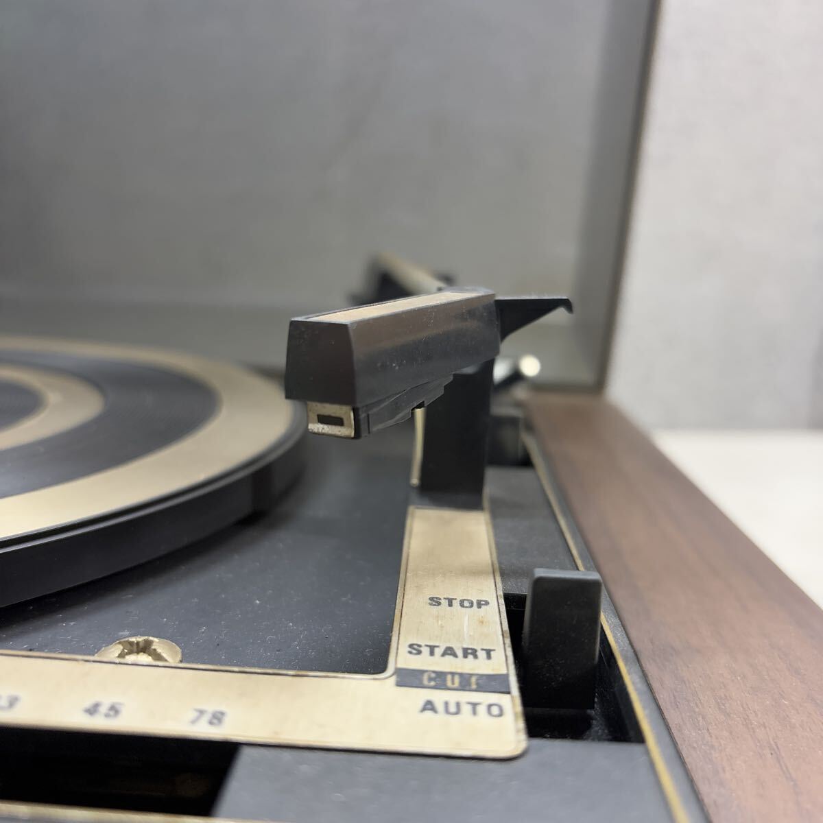 RD10-10 激安 HITACHI Lo-D 型番不明 FULL AUTOMATIC STEREO PLAYER レコードプレーヤー 通電NG 中古現状品 ※3回再出品で処分_画像4