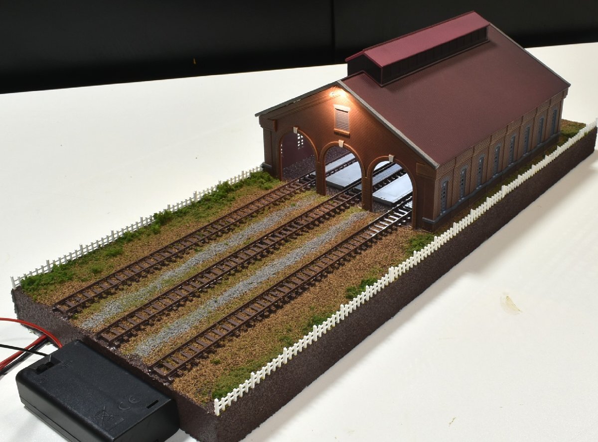 【SAZAN】鉄道ジオラマ展示台 3連レンガ機関庫 照明付き3線路(他の商品と同梱不可)※40x15cm★52_画像3