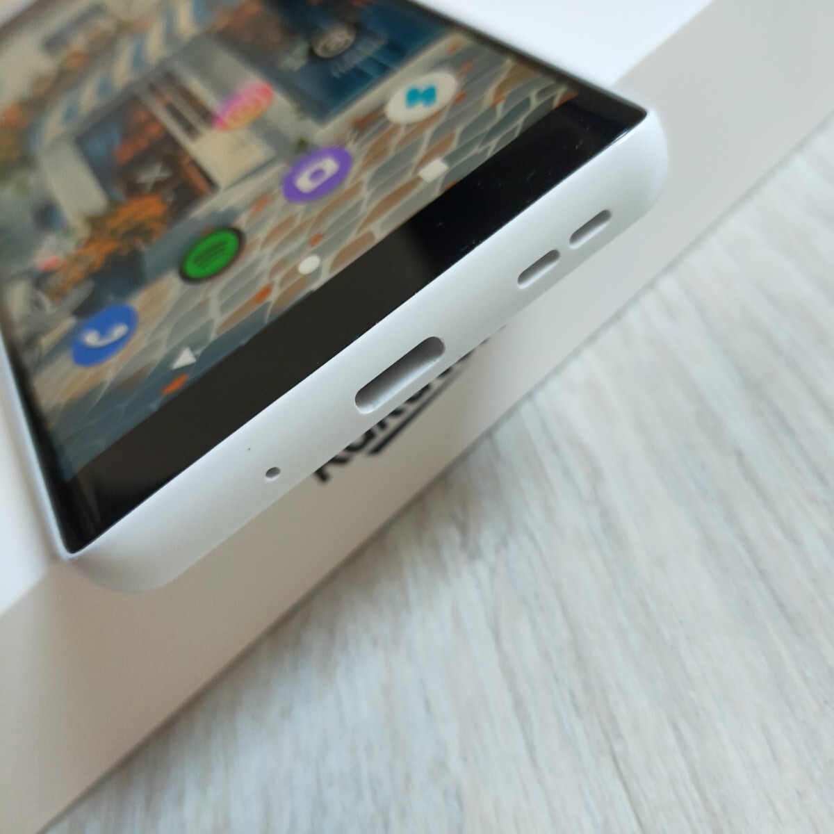 「Rakuten Hand 楽天ハンド 5G」　ホワイト　割と綺麗かと思います。　 RAM4GB.ROM128GB　デュアルSIM　SIMフリー　 esim 　_画像4