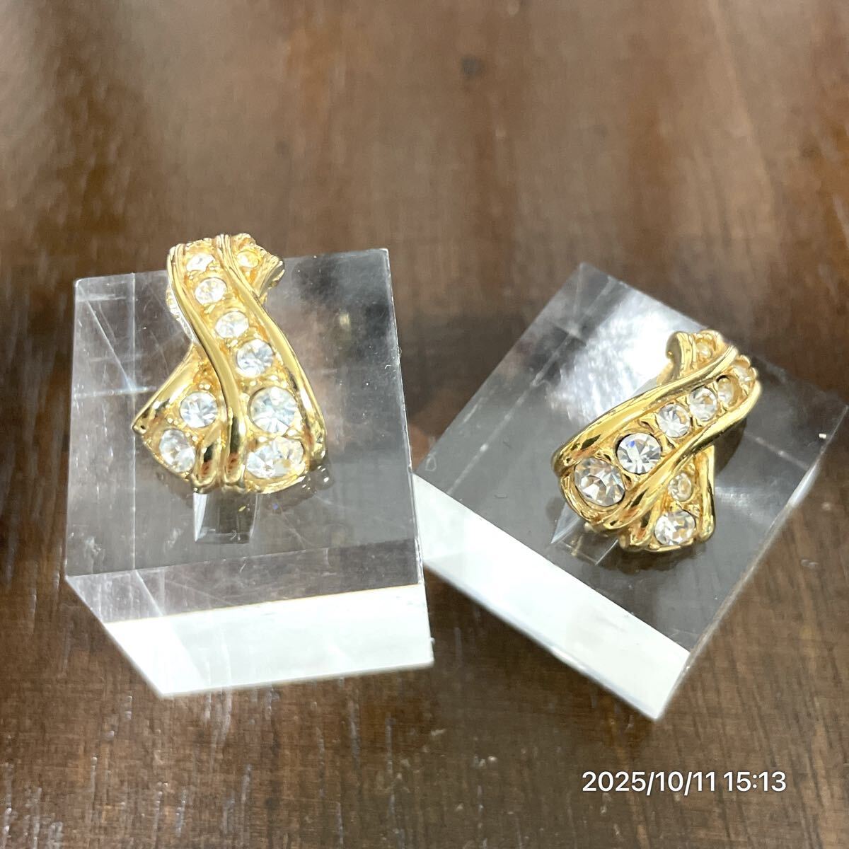 SWAROVSKI スワロフスキー クロスモチーフ リボン風 クリスタル ラインストーン ゴールドカラー イヤリング ピアス アクセサリー 装飾品_画像1