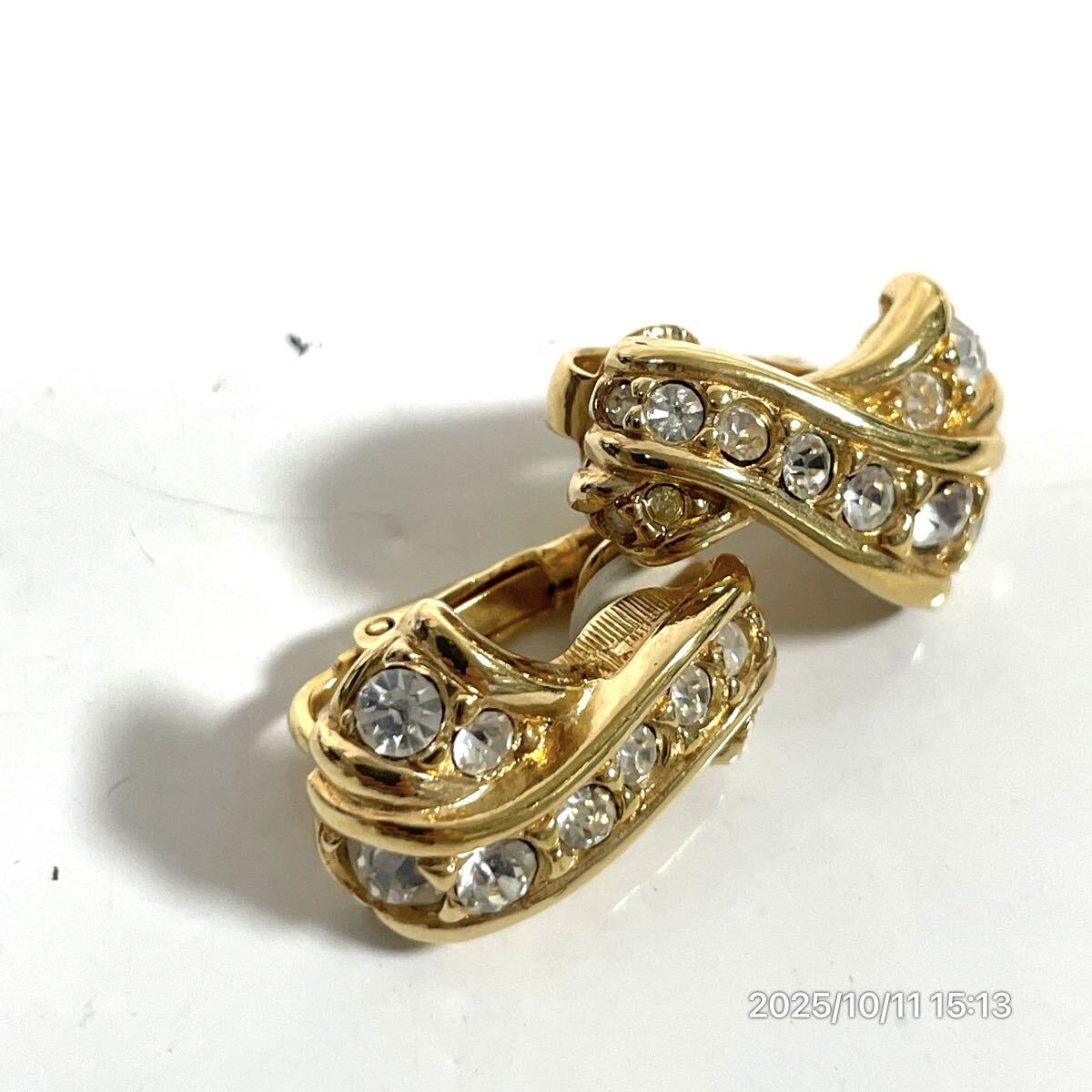 SWAROVSKI スワロフスキー クロスモチーフ リボン風 クリスタル ラインストーン ゴールドカラー イヤリング ピアス アクセサリー 装飾品_画像3