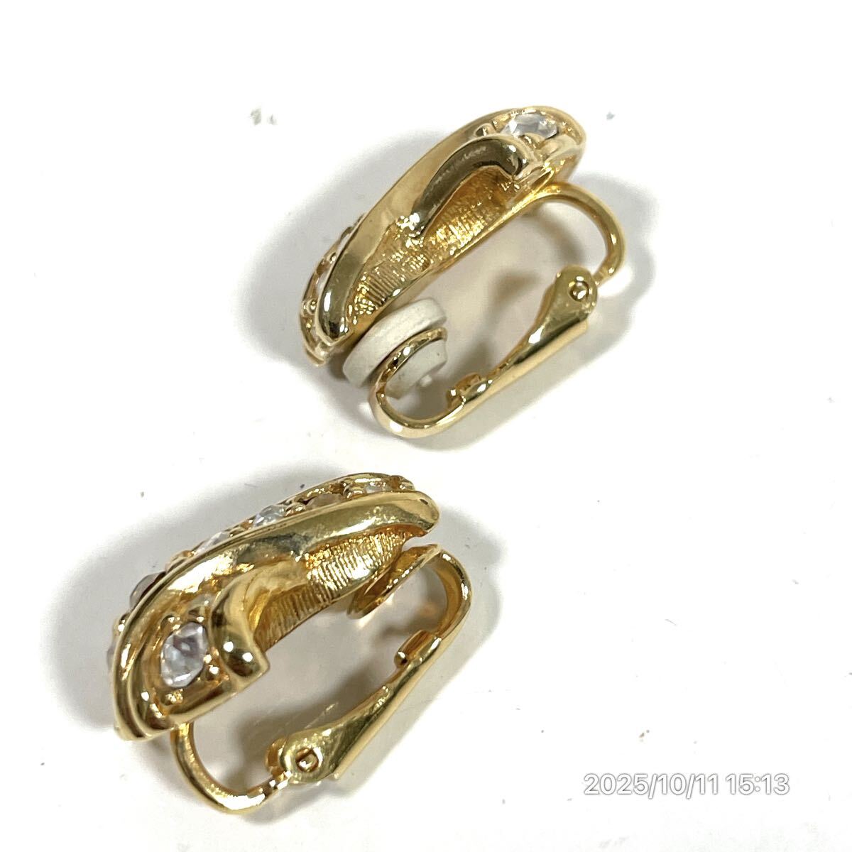 SWAROVSKI スワロフスキー クロスモチーフ リボン風 クリスタル ラインストーン ゴールドカラー イヤリング ピアス アクセサリー 装飾品_画像4