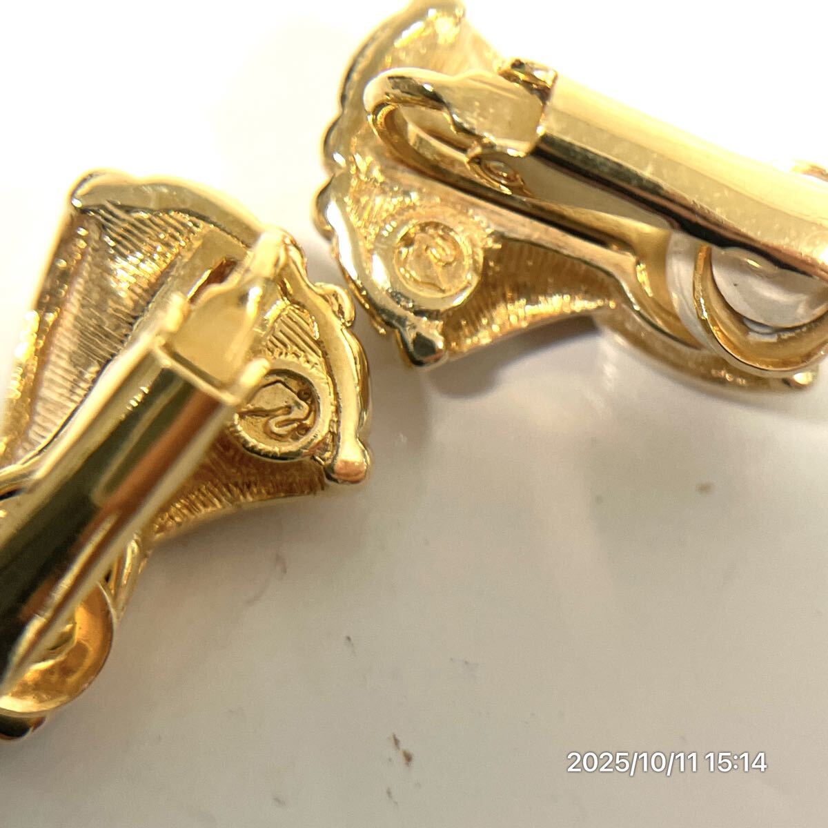 SWAROVSKI スワロフスキー クロスモチーフ リボン風 クリスタル ラインストーン ゴールドカラー イヤリング ピアス アクセサリー 装飾品_画像6