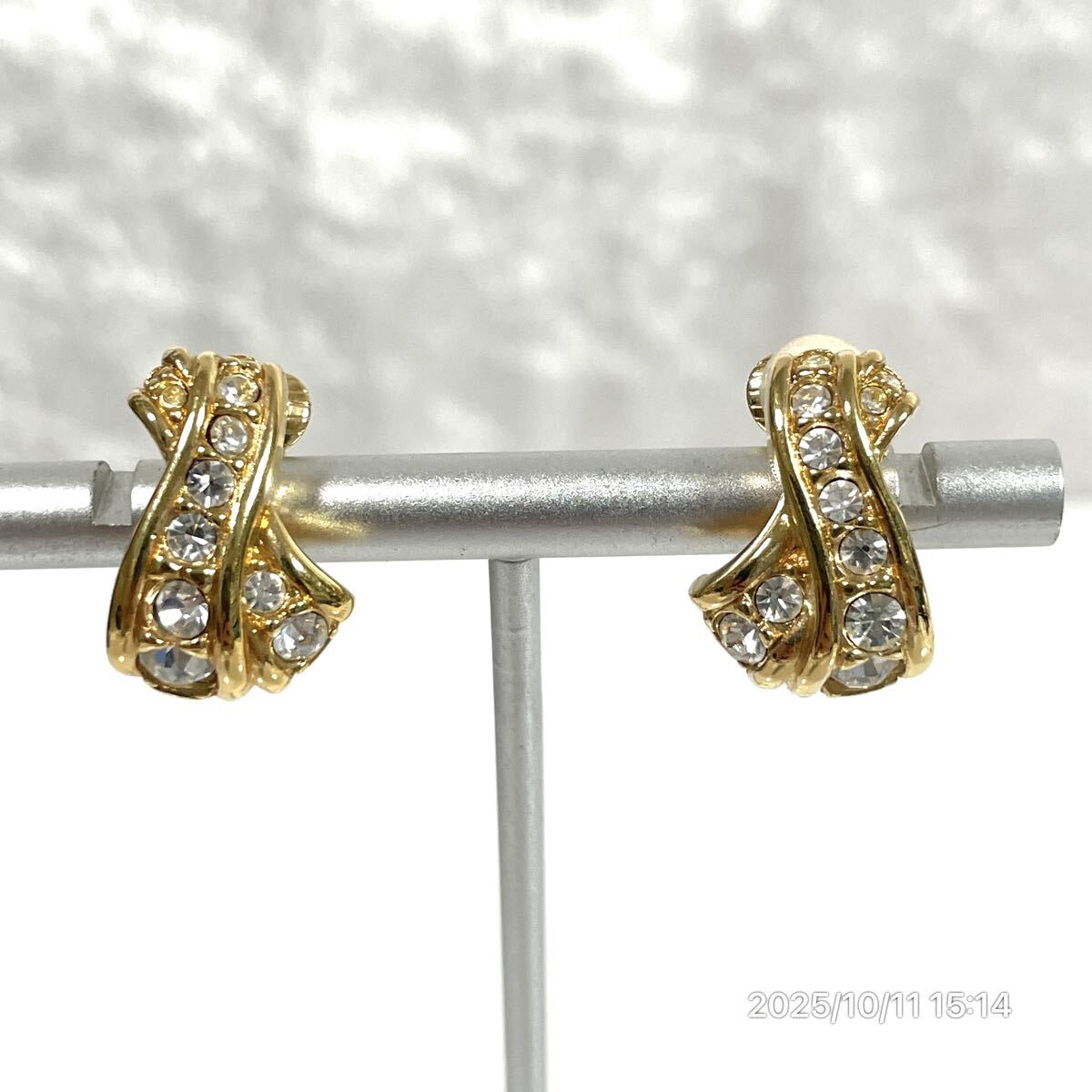 SWAROVSKI スワロフスキー クロスモチーフ リボン風 クリスタル ラインストーン ゴールドカラー イヤリング ピアス アクセサリー 装飾品_画像8