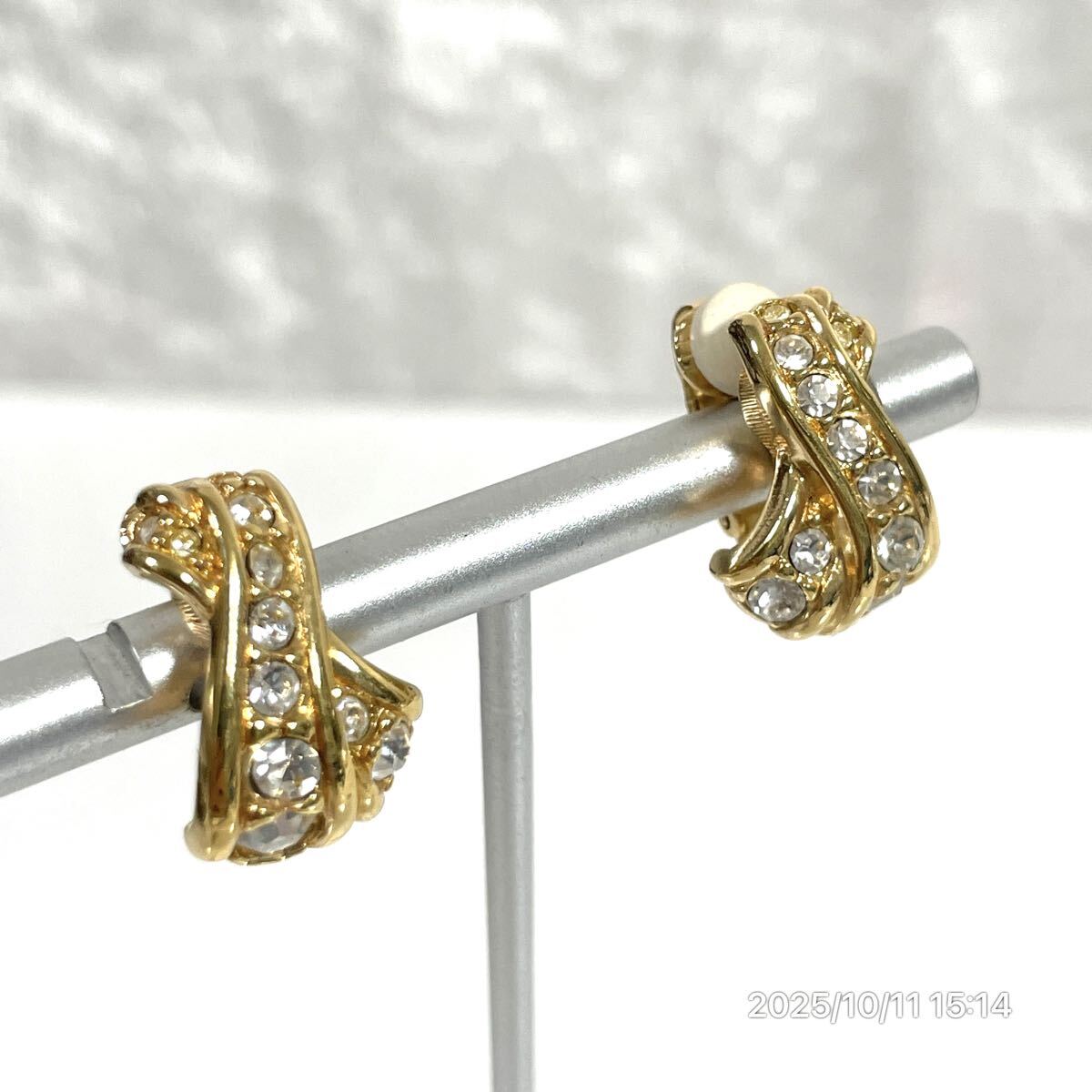 SWAROVSKI スワロフスキー クロスモチーフ リボン風 クリスタル ラインストーン ゴールドカラー イヤリング ピアス アクセサリー 装飾品_画像9