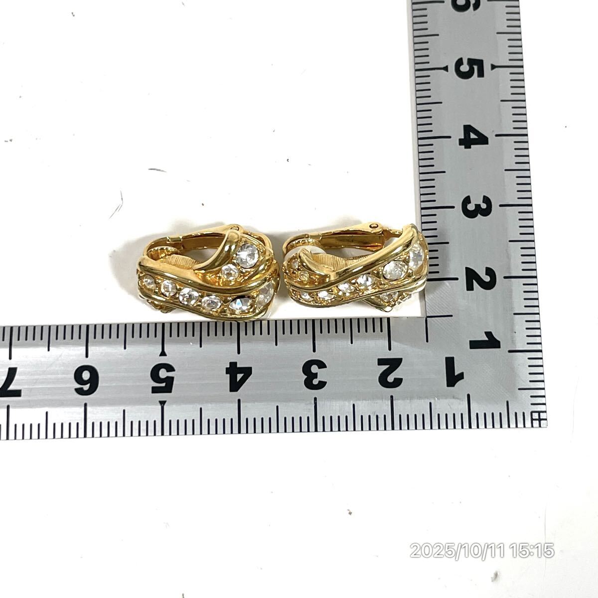 SWAROVSKI スワロフスキー クロスモチーフ リボン風 クリスタル ラインストーン ゴールドカラー イヤリング ピアス アクセサリー 装飾品_画像10