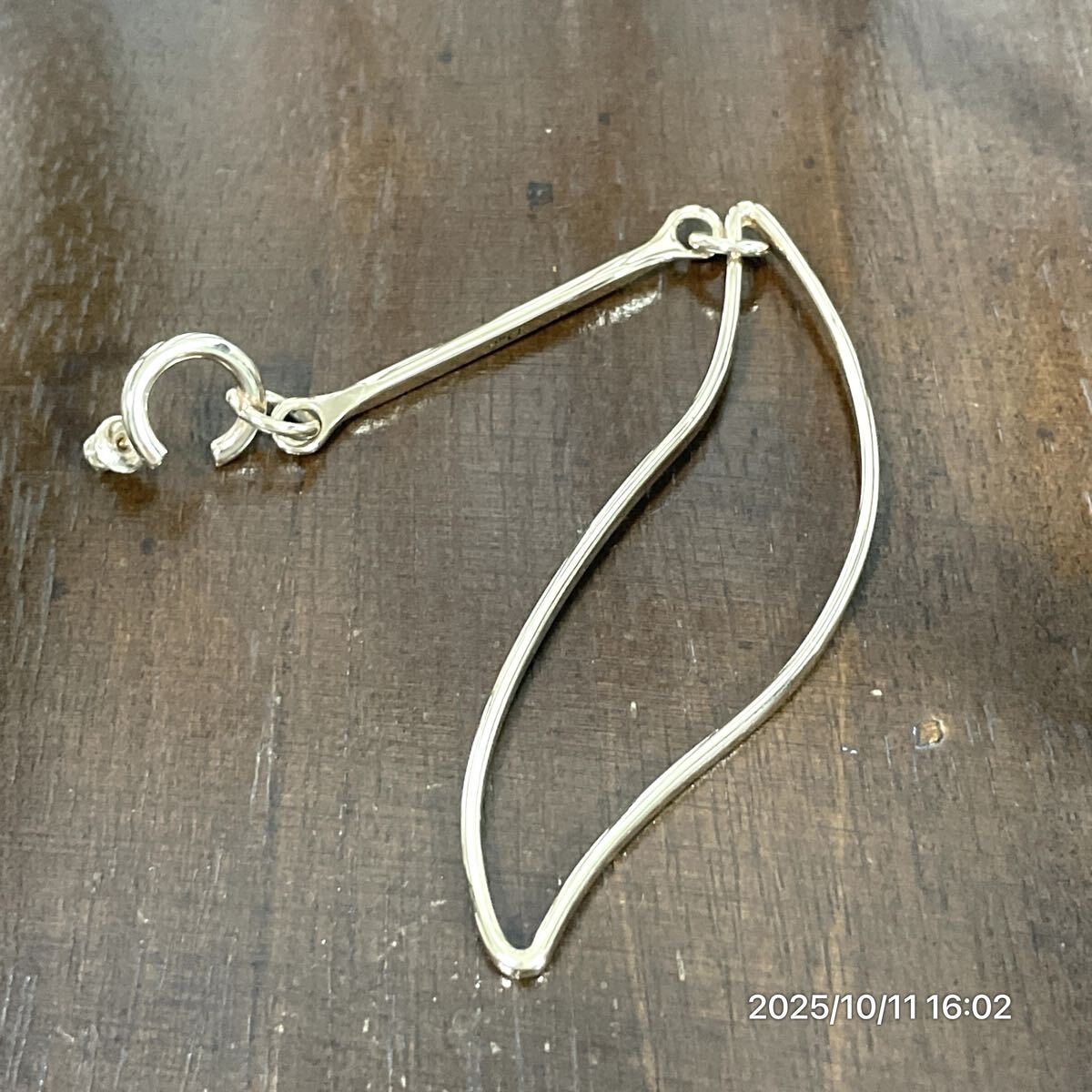 美品 Dior クリスチャンディオール CDロゴ リーフ調 ブランドロゴマーク ゴールドカラー 片耳 大ぶり ピアス アクセサリー 装飾品_画像2