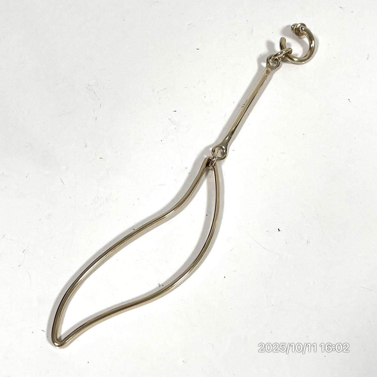 美品 Dior クリスチャンディオール CDロゴ リーフ調 ブランドロゴマーク ゴールドカラー 片耳 大ぶり ピアス アクセサリー 装飾品_画像3