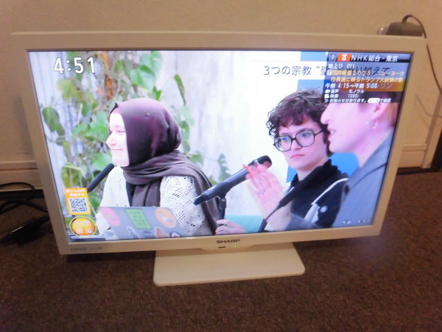 送料安い♪ SHARP 2T-C19DEW 関東近県 JR駅改札内配達無料 リモコン 取説 B-CASカード 即決12800円 _画像2