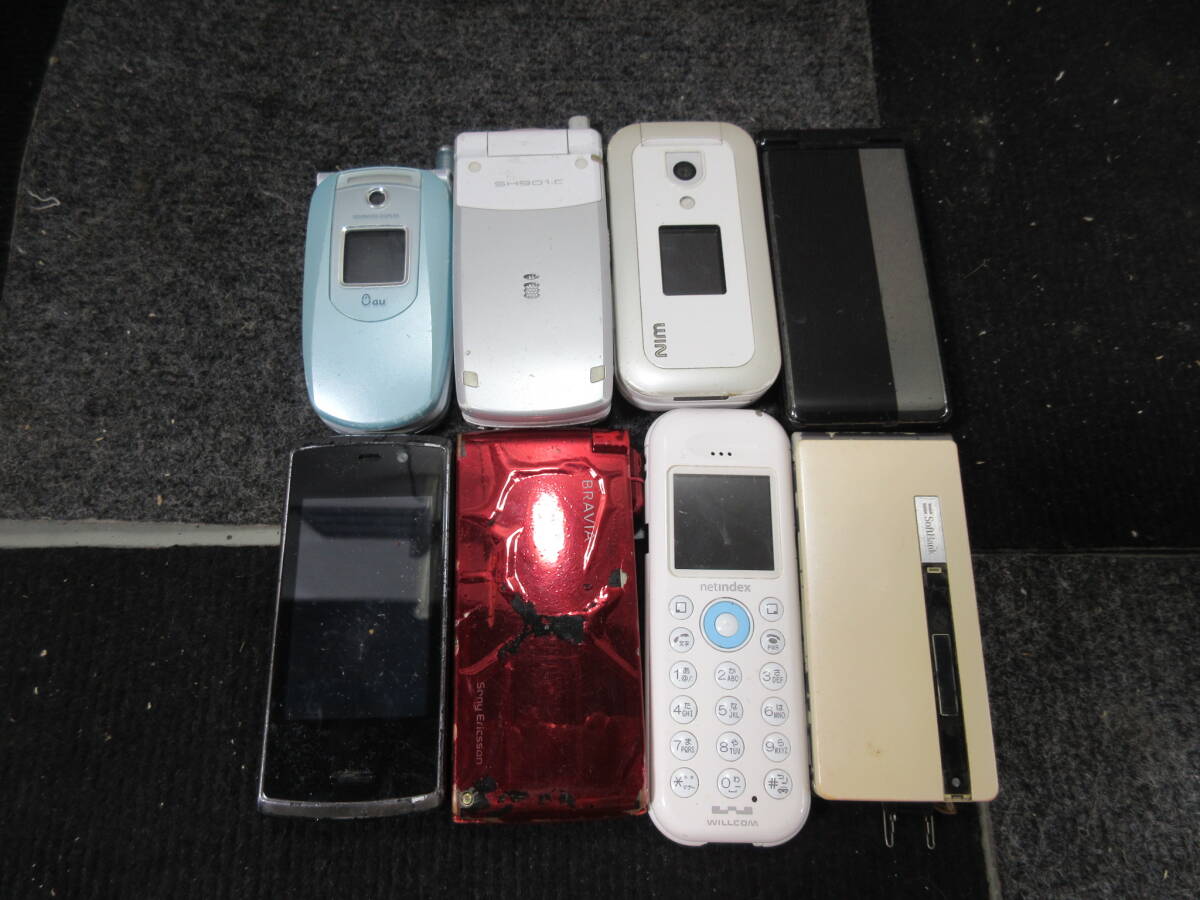棚8・A1061　ガラケー　au 　Softbank　docomo 　色々まとめ8台　部品取り前提_画像1
