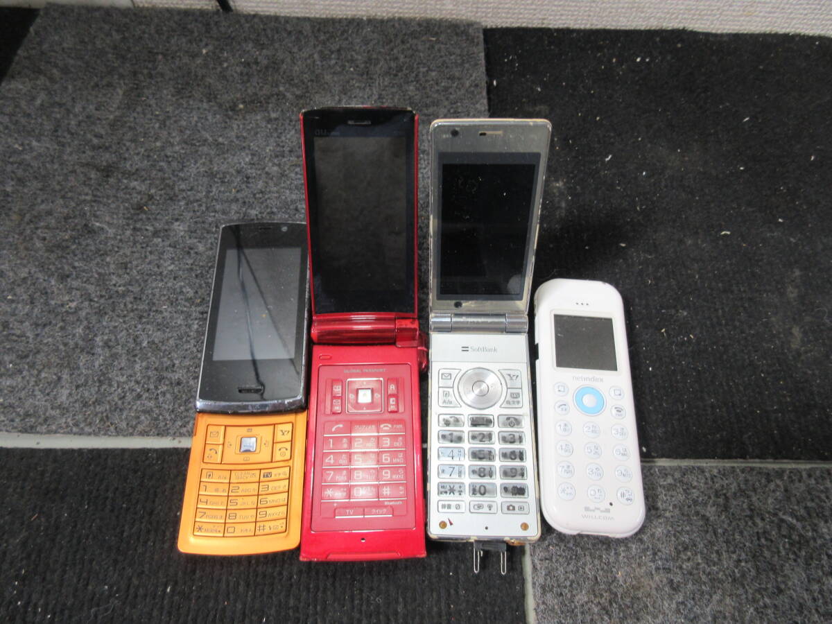 棚8・A1061　ガラケー　au 　Softbank　docomo 　色々まとめ8台　部品取り前提_画像4