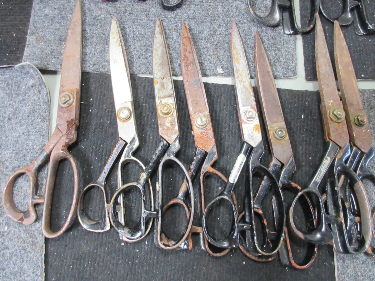 棚8・A1064 鋏 裁ち鋏 洋裁鋏 竜次郎作安来鋼 吉満 秀兼作 宗正 吉光 王冠 菊三郎 小町 24本セット_画像4