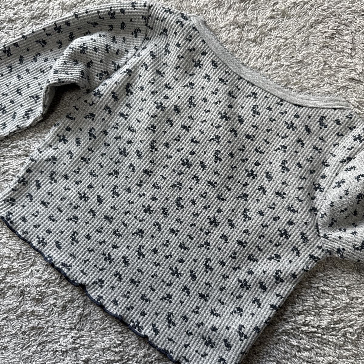 こども服 ネックリボンメロウフリル花柄長袖プルオーバーグレー100-110★ゆうパケット配送可能★新品52_画像2