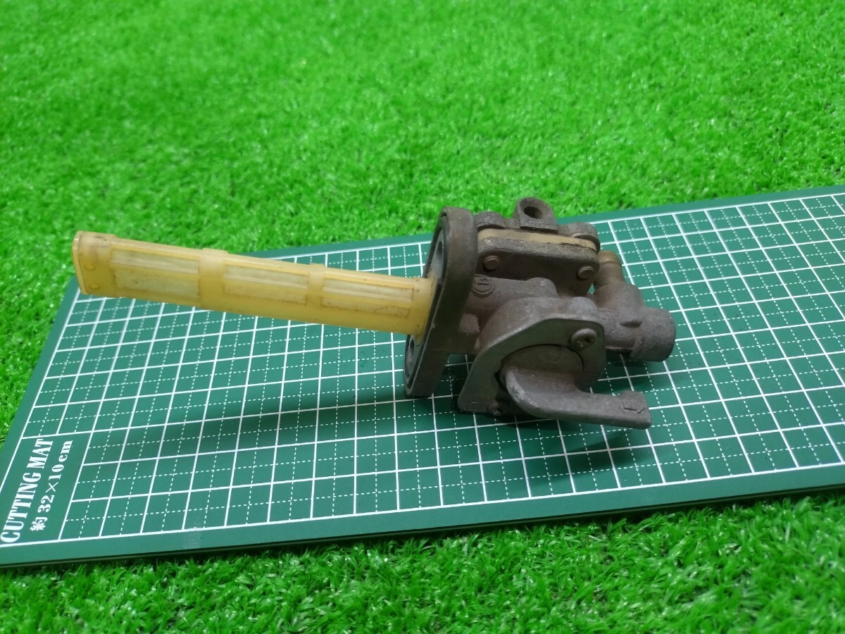 車種不明　 燃料コック　多分カワサキ　ゼファー系？　（GPZ400F FX GP…系？）_画像1