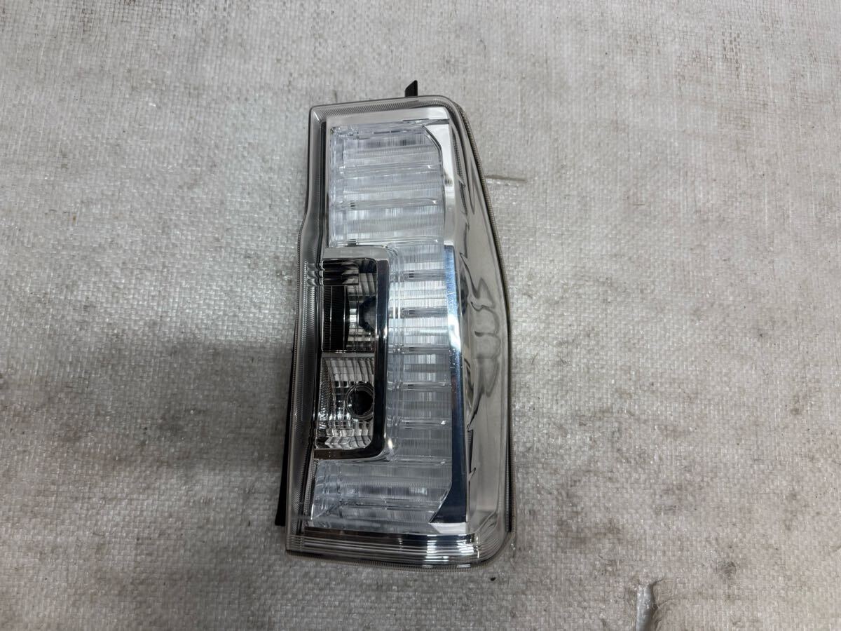 ダイハツ LA600S タントカスタム RS テールライト/テールランプ インナーメッキ 右側/運転席 TOKAIDENSO 20516_画像1