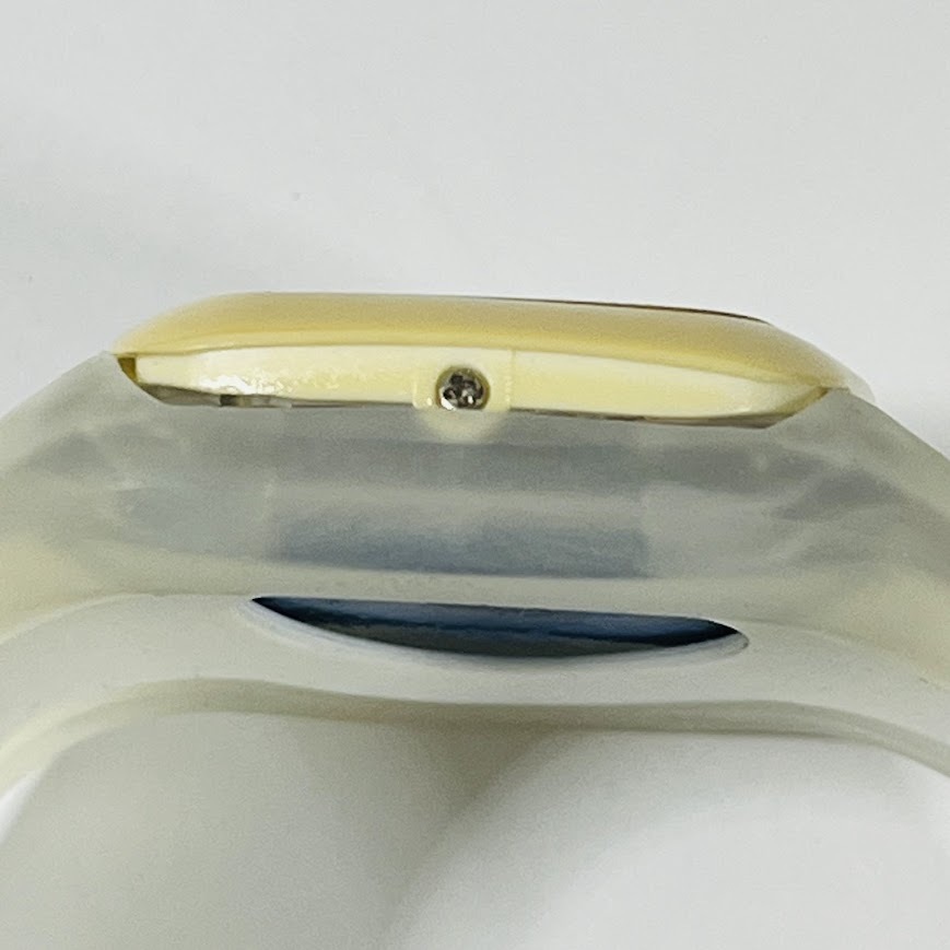 ★odm★　オーディーエム　QDD100-6　ラバー　ホワイト　クオーツ　腕時計　動作未確認_画像6