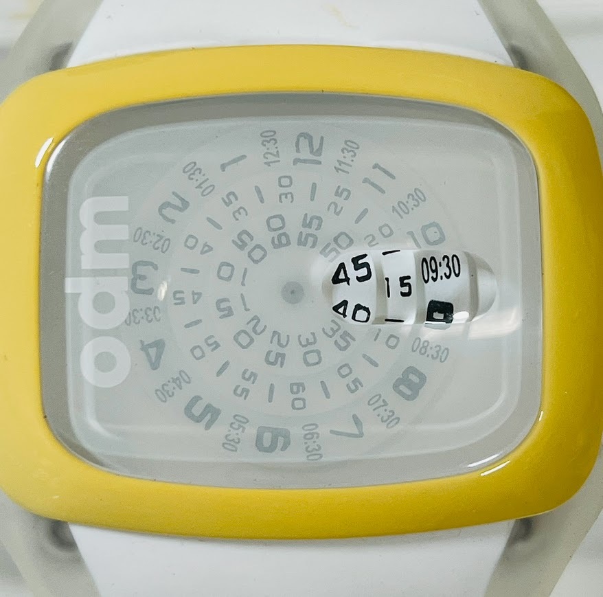 ★odm★　オーディーエム　QDD100-6　ラバー　ホワイト　クオーツ　腕時計　動作未確認_画像5