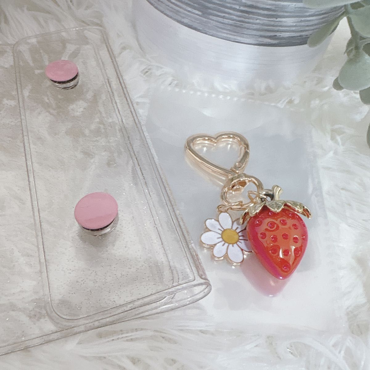 ピンク　シール帳 クリア ホワイト バインダー リフィル 10枚 透明　シール交換　いちごチャーム付き　 貯金 家計管理_画像2