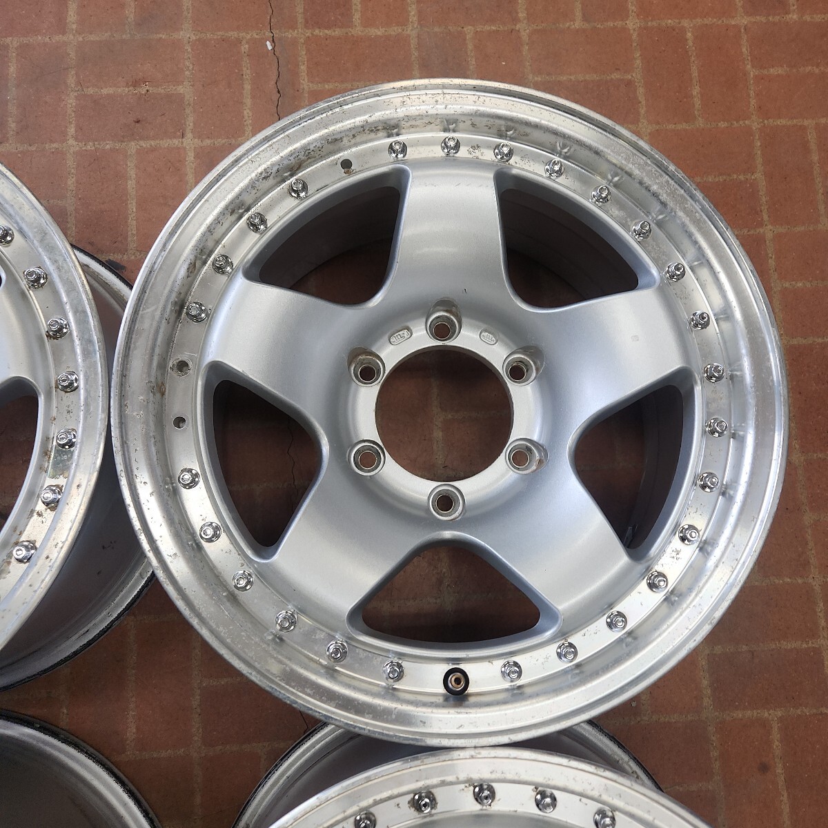 社外アルミ　16インチ　8J+0　 6H-139.7　中古_画像3