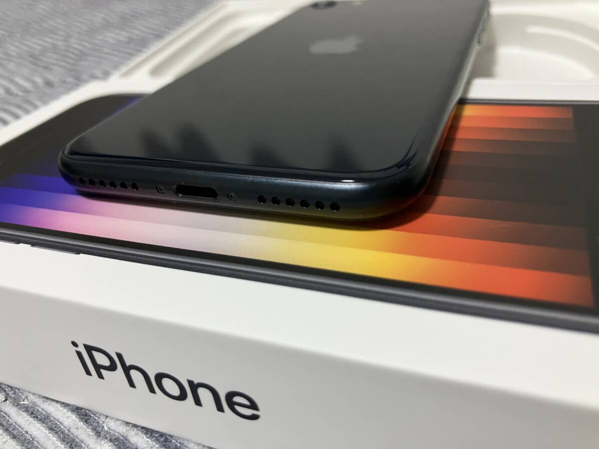 ★超美品★ Apple iPhone SE 3世代 64GB ミッドナイト SIMロックなし バッテリー100% スマートフォン本体 アップル アイフォン フィルム付_画像8
