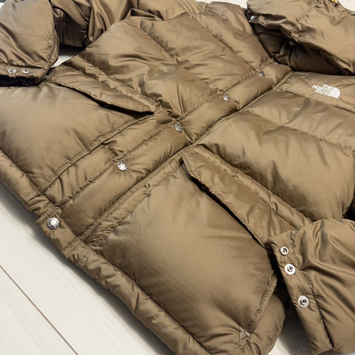 極美品/Lサイズ●THE NORTH FACE ノースフェース パープルレーベル ダウンジャケット キャンプシエラパーカー ロゴ刺繍 ブラウン アウター_画像5