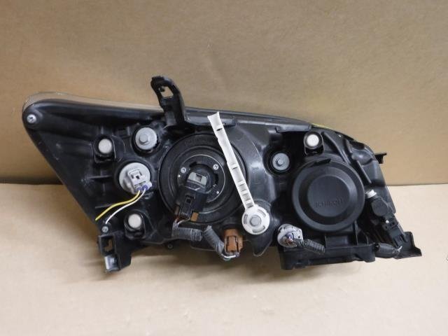 【岩手 盛岡発】中古 純正 ヴァンガード 後期 DBA-ACA33W 左ヘッドライト HID 点灯OK 欠け有 42-44 要補修 ジャンクの画像8