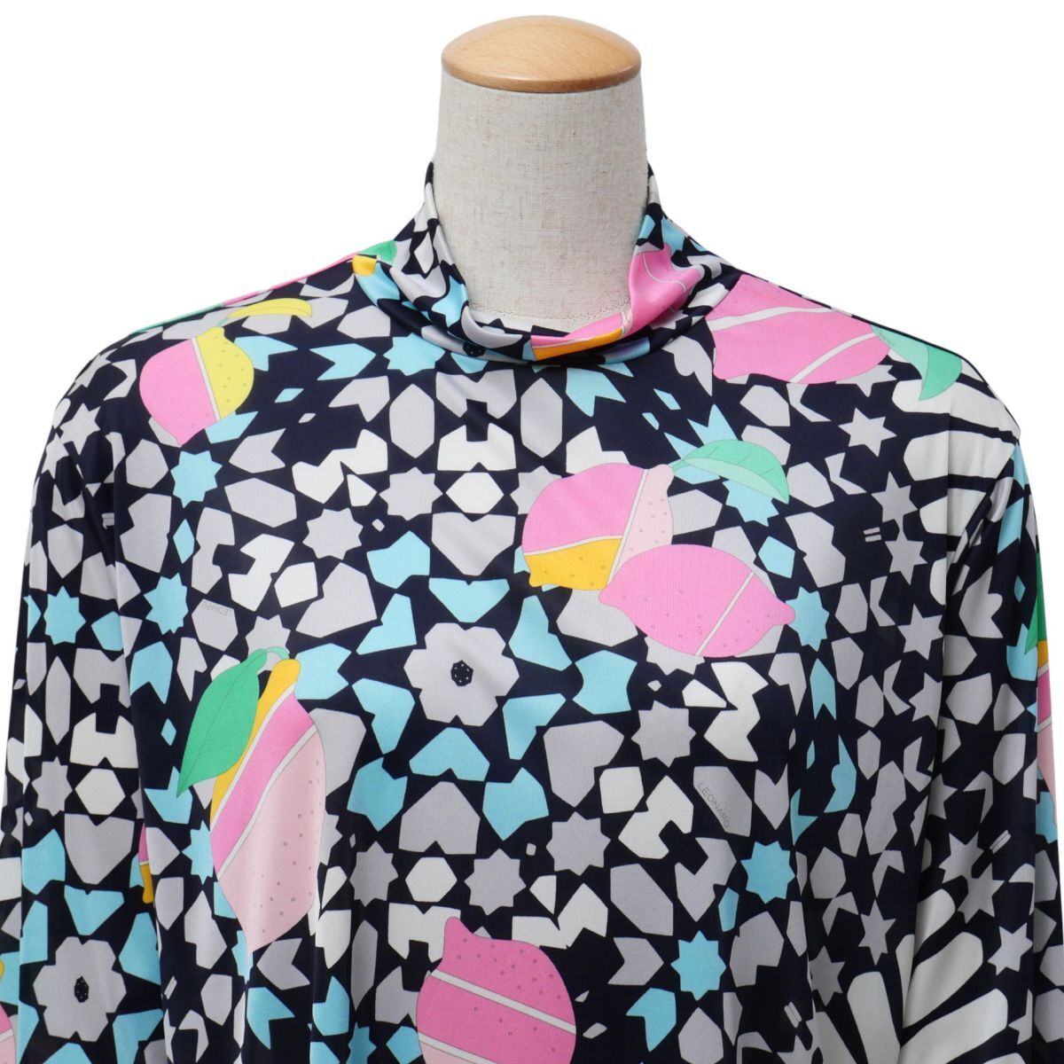 TJ4706☆レオナールスポーツ LEONARD SPORT 総柄 ハイネック 長袖カットソー Tシャツ ストレッチ 薄手 レモン柄 ネイビー系 サイズ44_画像3