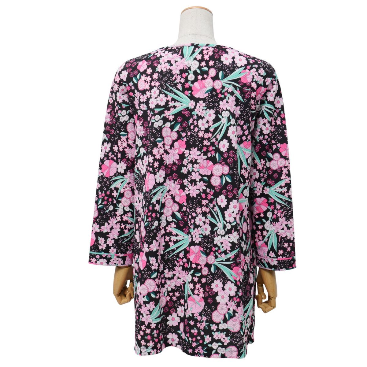 TJ4693☆レオナールスポーツ LEONARD SPORT 花柄 長袖カットソー チュニック プルオーバー 和柄 ブラック×ピンク系 サイズ44_画像2