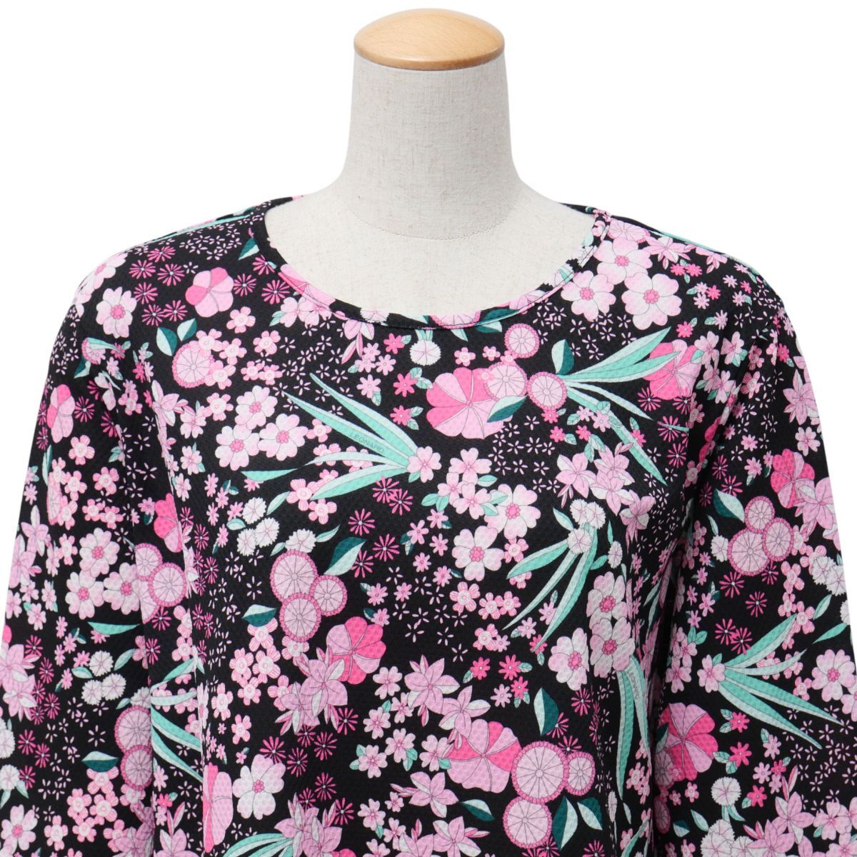 TJ4693☆レオナールスポーツ LEONARD SPORT 花柄 長袖カットソー チュニック プルオーバー 和柄 ブラック×ピンク系 サイズ44_画像3