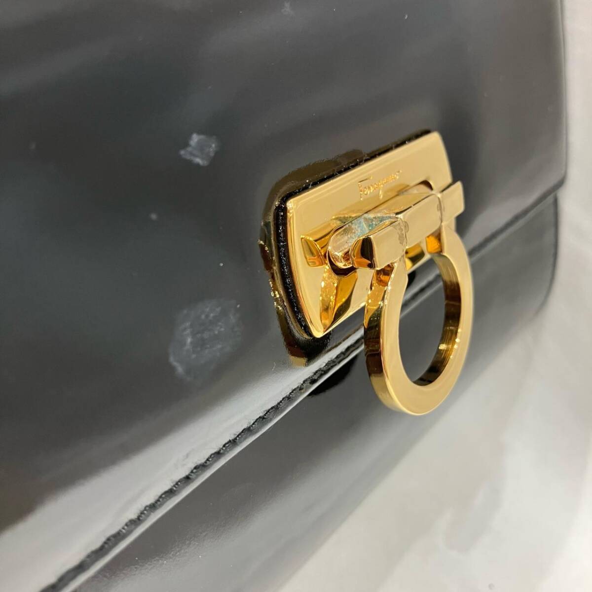 Salvatore Ferragamo フェラガモ ガンチーニ チェーンショルダー パテントレザー 黒×ゴールド金具_画像9