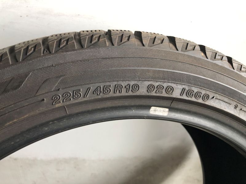 激安中古スタッドレスタイヤ　　225/45R19 92Q ヨコハマ　ice GUARD IG60 18年制　　4本