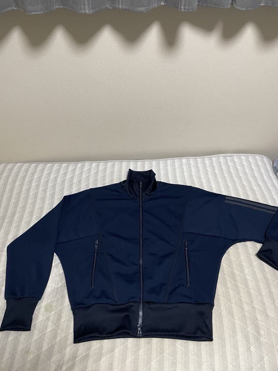 ① 美品 adidas アディダス トラックジャケット ジャージ ランニング スニーカー ジャケット プリント アディダスオリジナルス M L 長袖_画像3