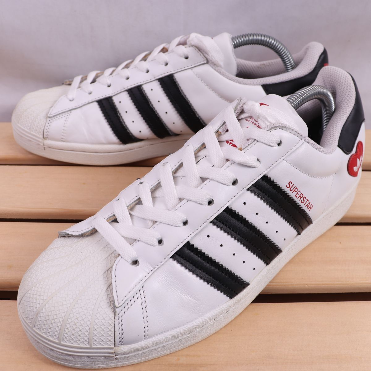 z2464 アディダス スーパースター US8 1/2 26.5cm/白 ホワイト 黒 ブラック 赤 レッド ハート adidas SUPERSTAR メンズ スニーカー 中古_画像1