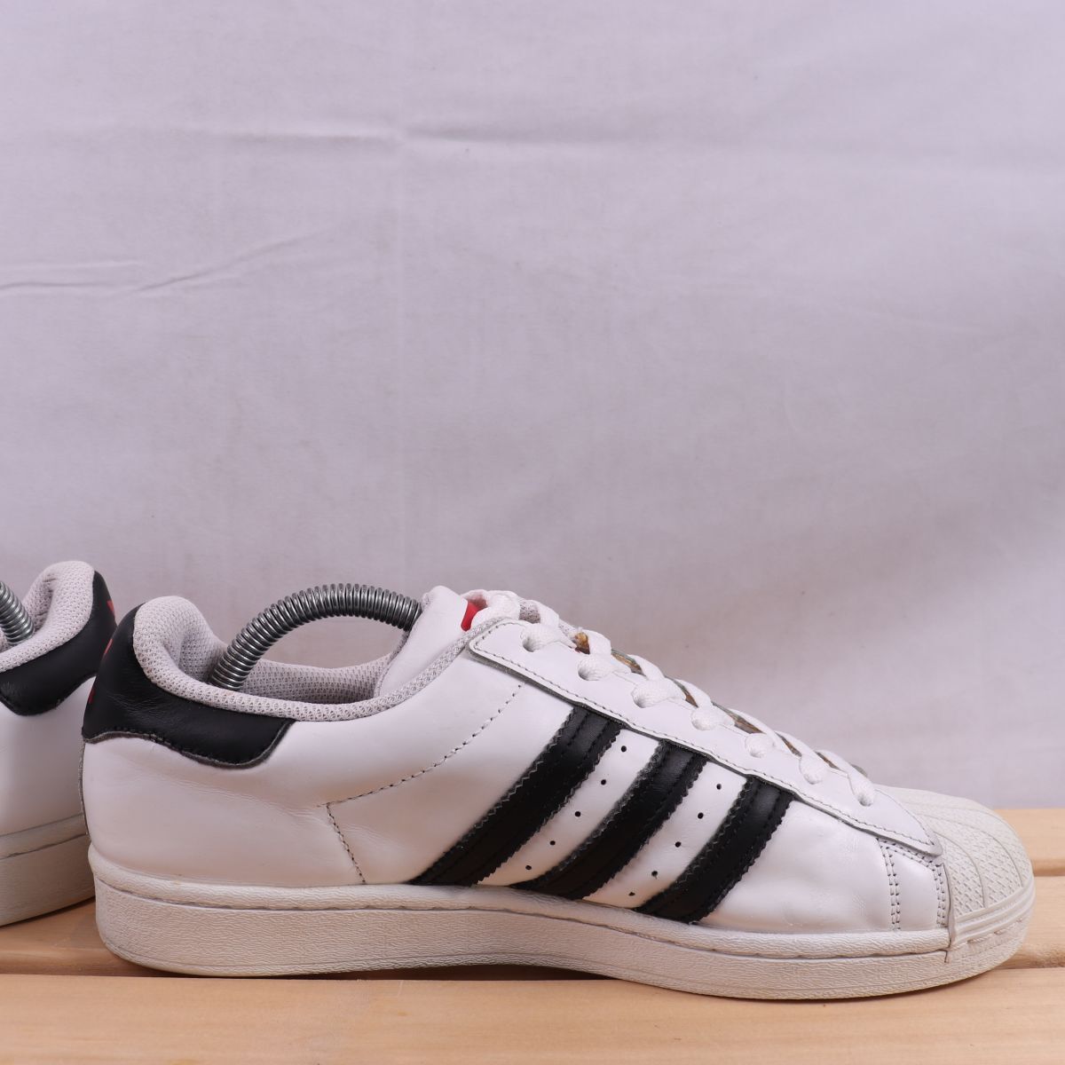 z2464 アディダス スーパースター US8 1/2 26.5cm/白 ホワイト 黒 ブラック 赤 レッド ハート adidas SUPERSTAR メンズ スニーカー 中古_画像3