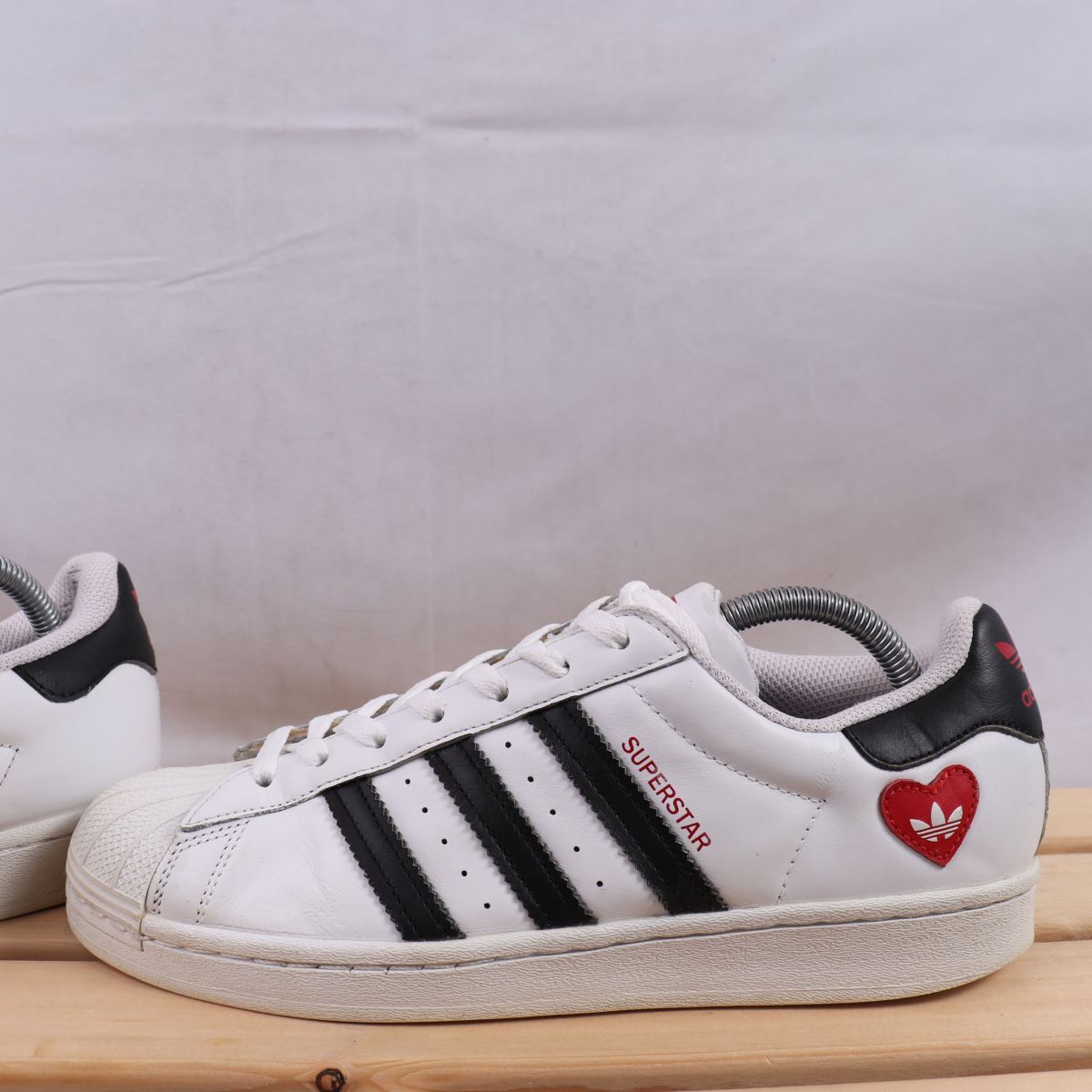 z2464 アディダス スーパースター US8 1/2 26.5cm/白 ホワイト 黒 ブラック 赤 レッド ハート adidas SUPERSTAR メンズ スニーカー 中古_画像4
