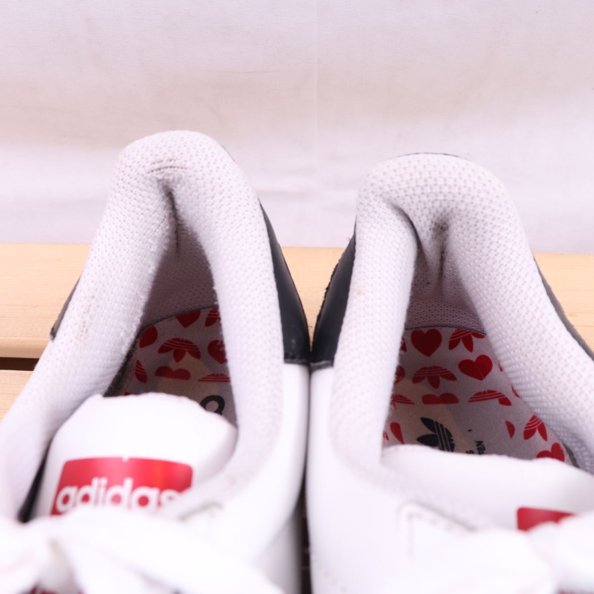z2464 アディダス スーパースター US8 1/2 26.5cm/白 ホワイト 黒 ブラック 赤 レッド ハート adidas SUPERSTAR メンズ スニーカー 中古_画像7