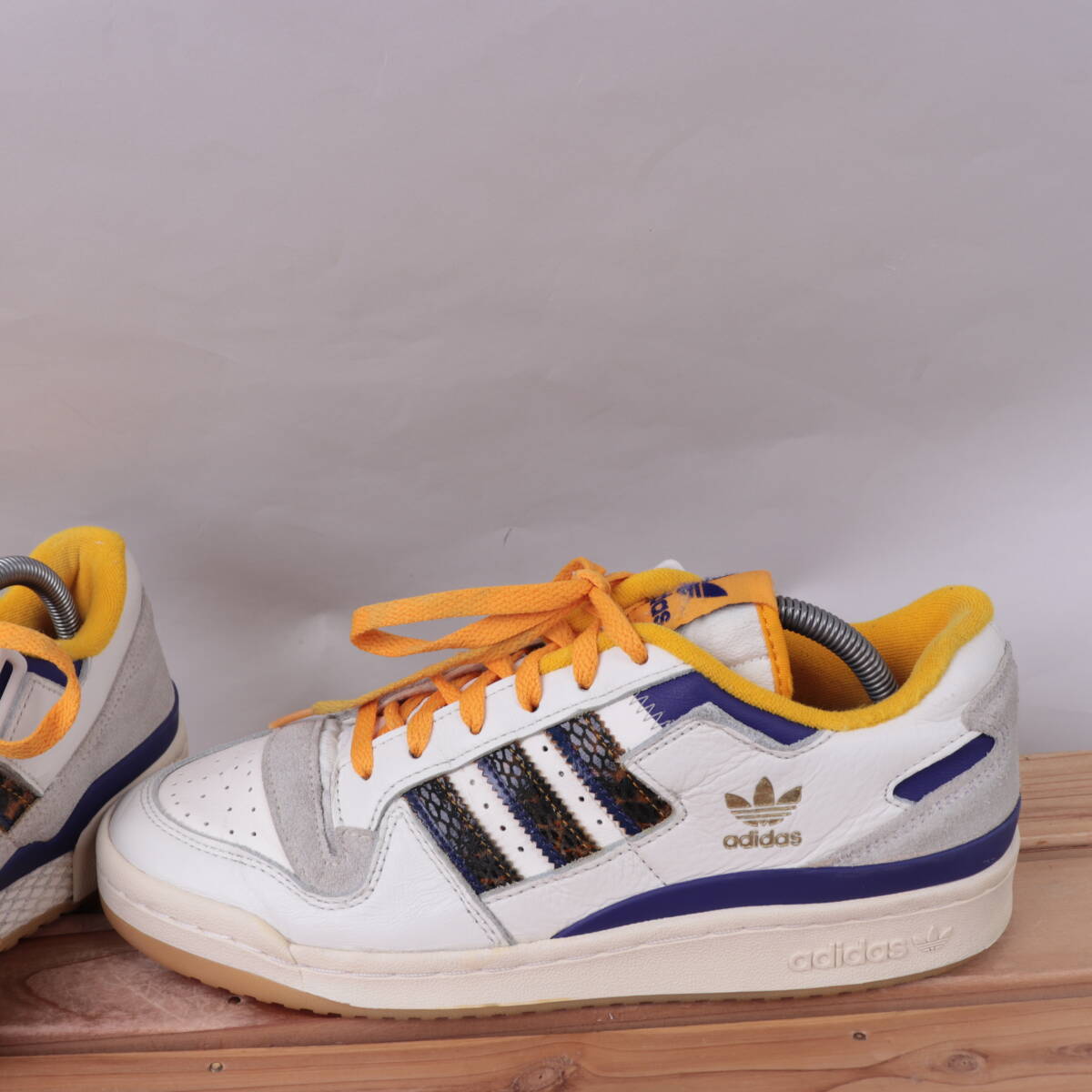 z2689 アディダス フォーラム 84 ロー US8 1/2 26.5cm/白 ホワイト グレー イエロー adidas FORUM 84 LOW メンズ スニーカー 中古_画像4