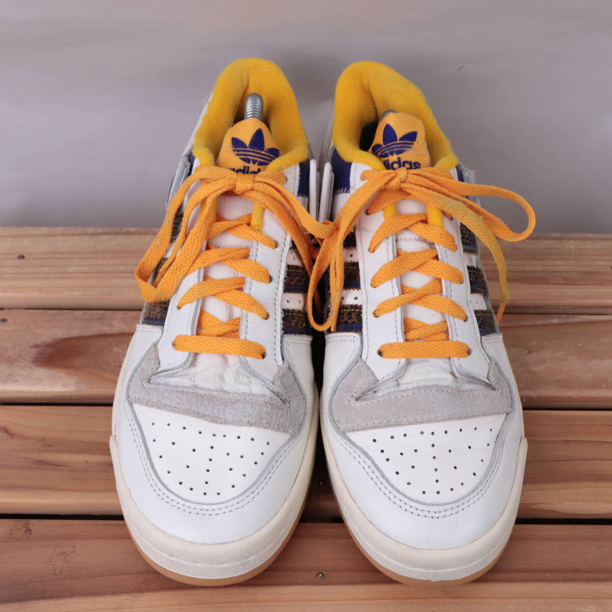 z2689 アディダス フォーラム 84 ロー US8 1/2 26.5cm/白 ホワイト グレー イエロー adidas FORUM 84 LOW メンズ スニーカー 中古_画像2
